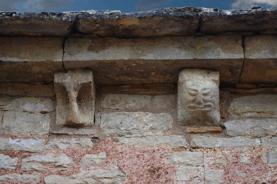 Photo de modillons - glise de Culles les roches