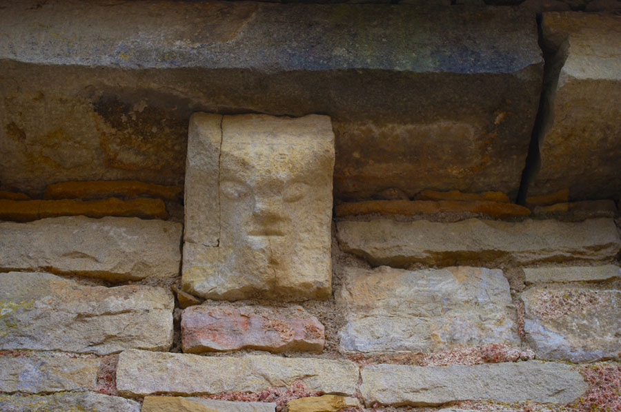 Photo de modillons - glise de Culles les roches