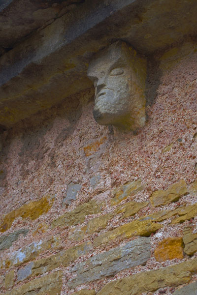 Photo de modillons - glise de Culles les roches