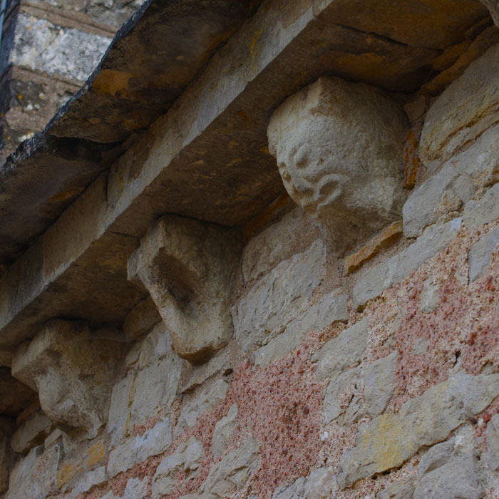 Photo de modillons - glise de Culles les roches
